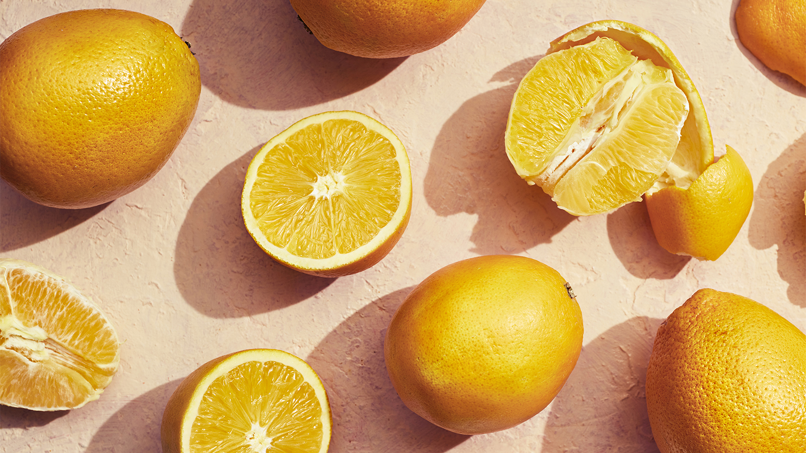 Vuoden valokuvaajana palkittu Reetta Pasanen luo raikkaissa ruokakuvissaan mielikuvituksellisia maailmoja